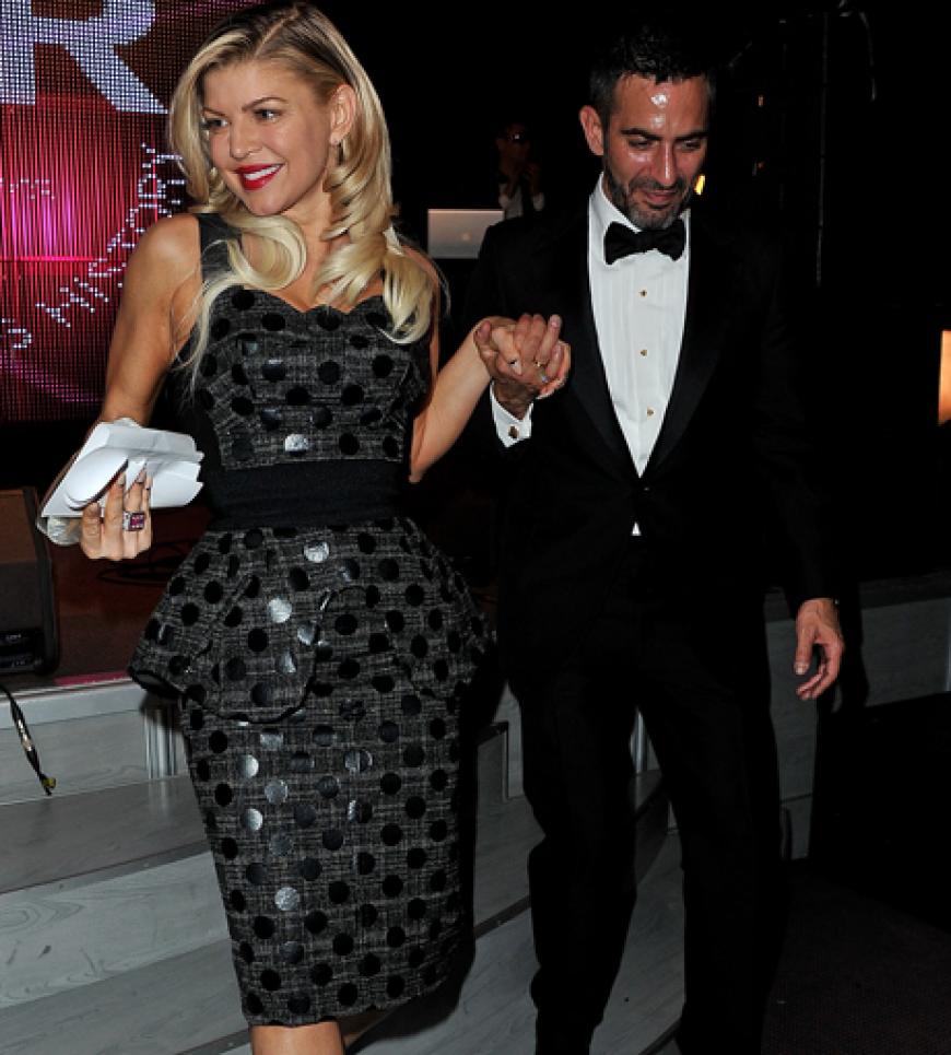 Marc Jacobs begleitet Fergie auf ihren Platz
