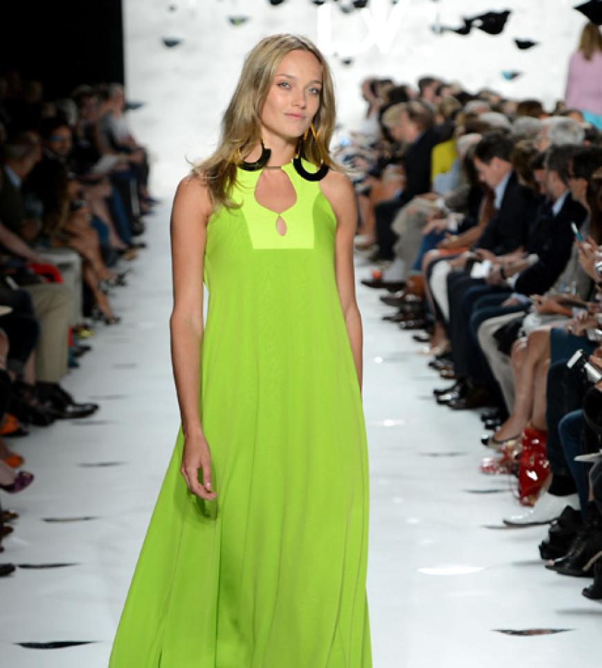 Design-Ikone Diane von Furstenberg zeigt auf dem Runway, dass auch Giftgrün salonfähig geworden ist.