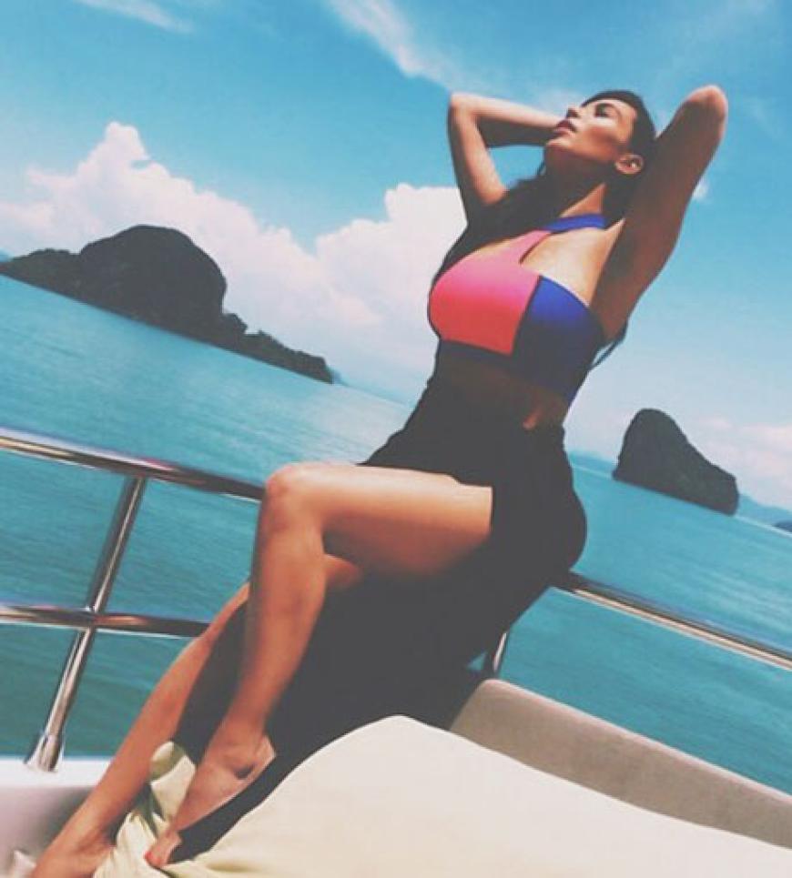 Sexy Urlaubsgrüße aus Thailand: Der Kardashian-Clan macht das eben auf seine eigene Weise. Kim Kardashian und ihre Schwestern verschicken keine Karten, sondern posten sich lieber im knappen Bikini