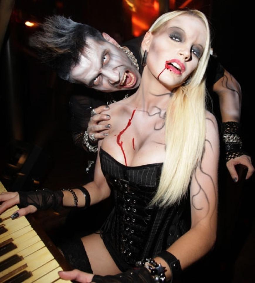 Marc Terenzi und seine Freundin Gina-Lisa posieren als Vampire am Klavier