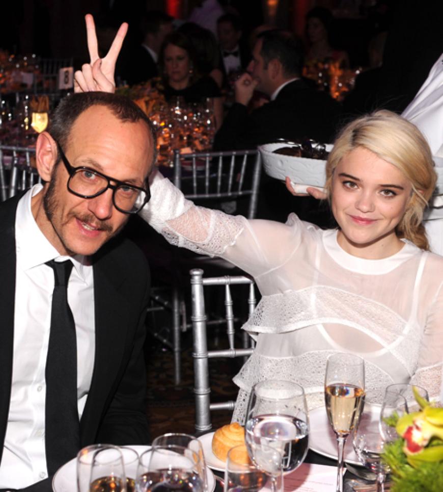 Coole Sitznachbarn: Star-Fotograf Terry Richardson und Schauspielerin Sky Ferreira hatten sichtlich ihren Spaß