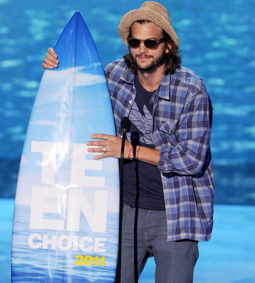 Ashton Kutcher sah aus, als würde er mit seiner neuen Trophäe direkt in den Sommerurlaub fahren