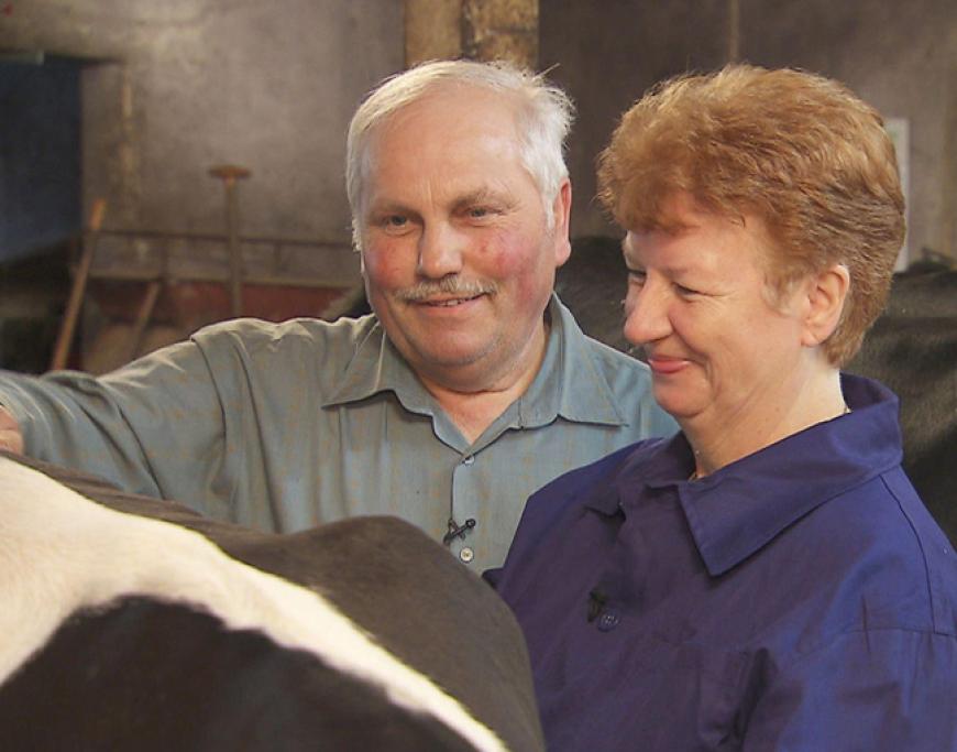 Kuhbauer Dieter will seiner Renate den Hof und seinen Arbeitsalltag zeigen. Das Kühemelken ist zuerst dran und Renate hilft tatkräftig mit
