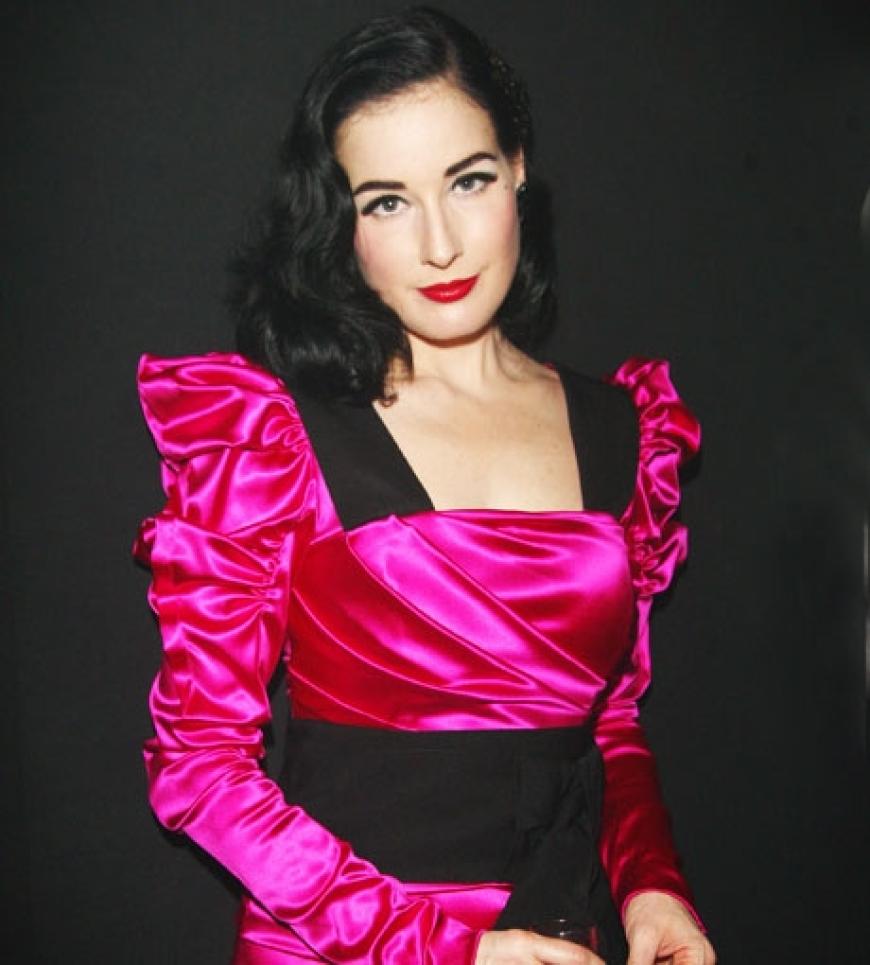 Dita von Teese war in ihrem pinkfarbenen Outfit definitiv ein Hingucker. Die Bourlesque-Tänzerin stellte selbt gerade ihr neue, verführerische