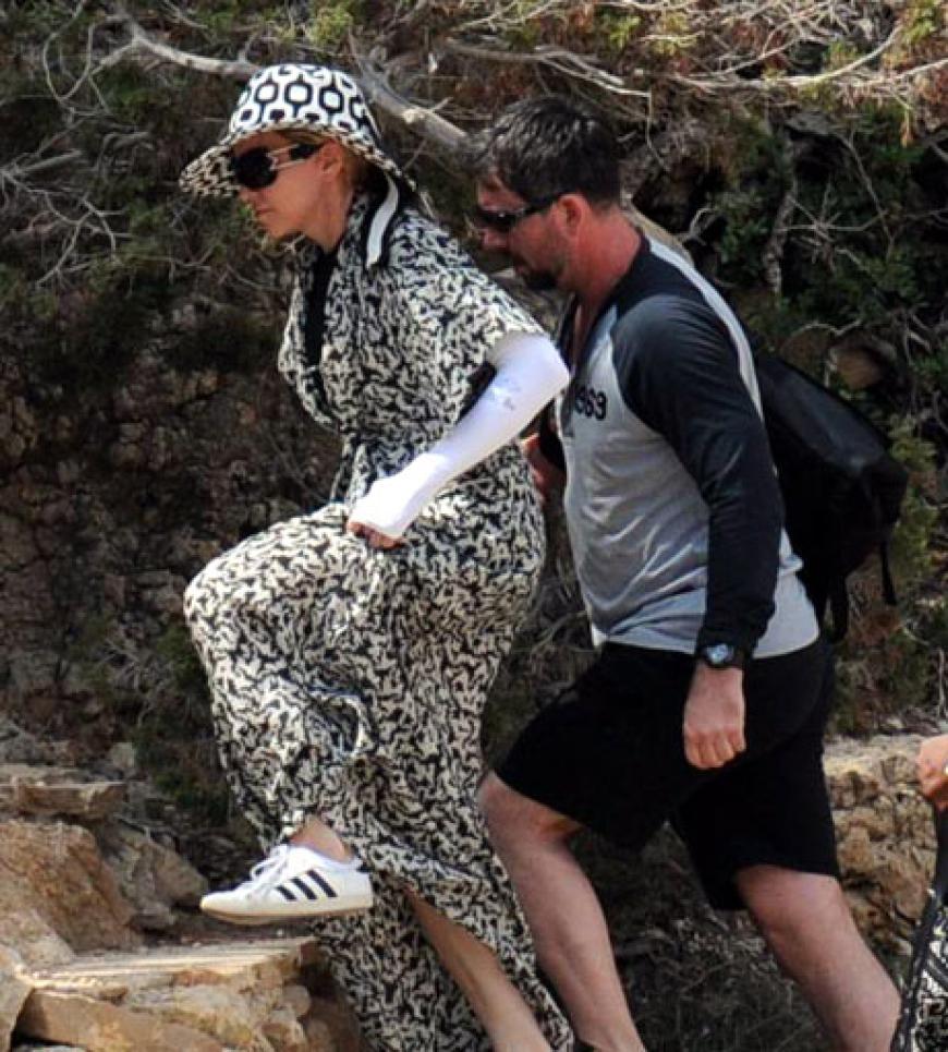 Kaum hätten wir erkannt, dass unter dieser Kutte ein echter Superstar steckt. Er krackselt über die Felsen von Ibiza - und schon eine Idee? Kleiner Tipp: auf der Bühne zeigt sie sich gern freizügiger ...