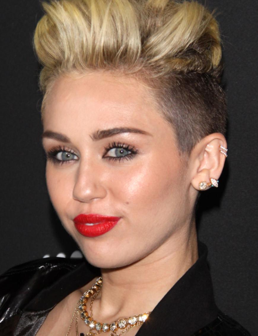 Bei Miley Cyrus unterstreicht die knallige Farbe ihren Rock-Look. Perfekt!