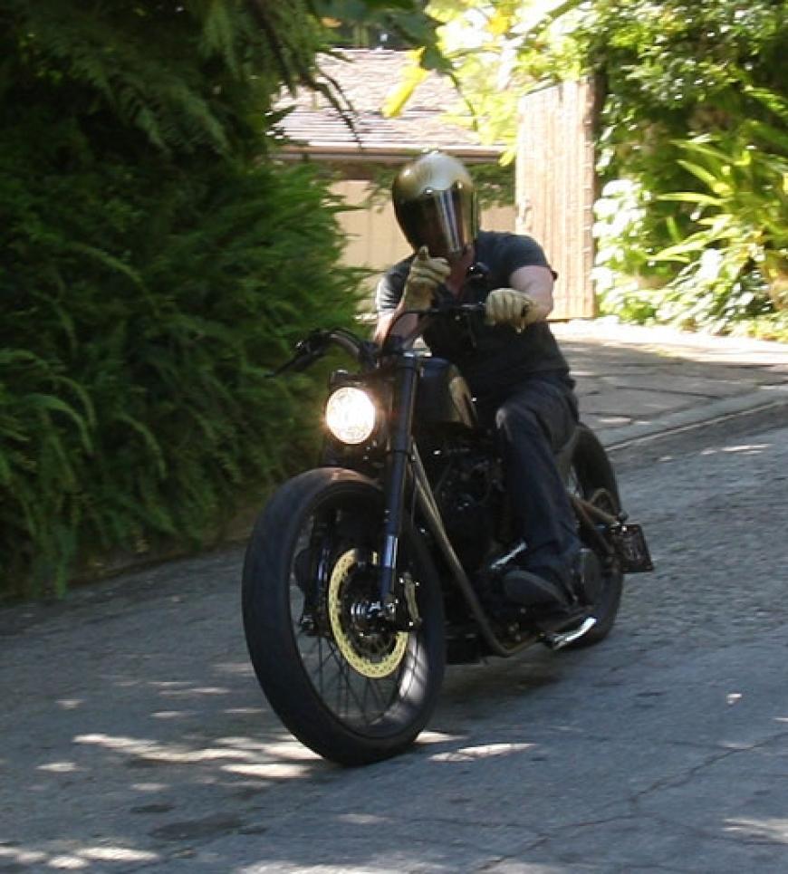 Rasentes Hobby: Zum 45. Geburtstag hat Pitt von seiner Lebensgefährtin Angelina Jolie ein 9.500 Euro teures Motorrad geschenkt bekommen
