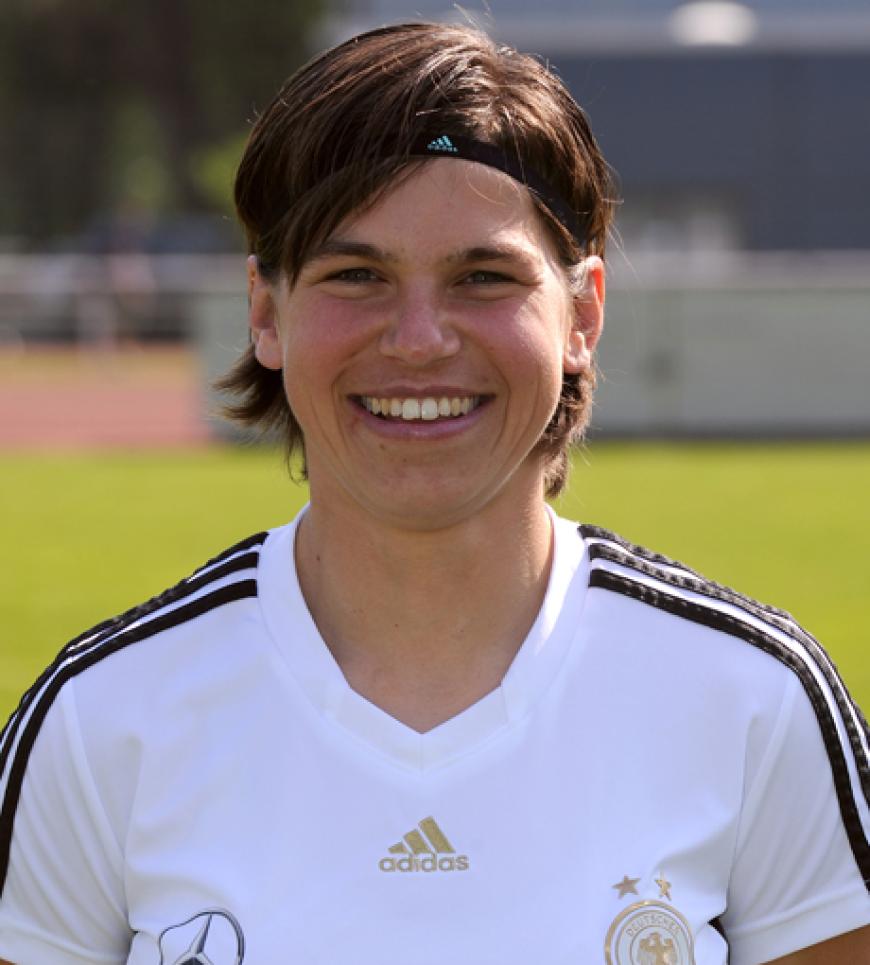 Ariane Hingst spielt im Mittelfeld