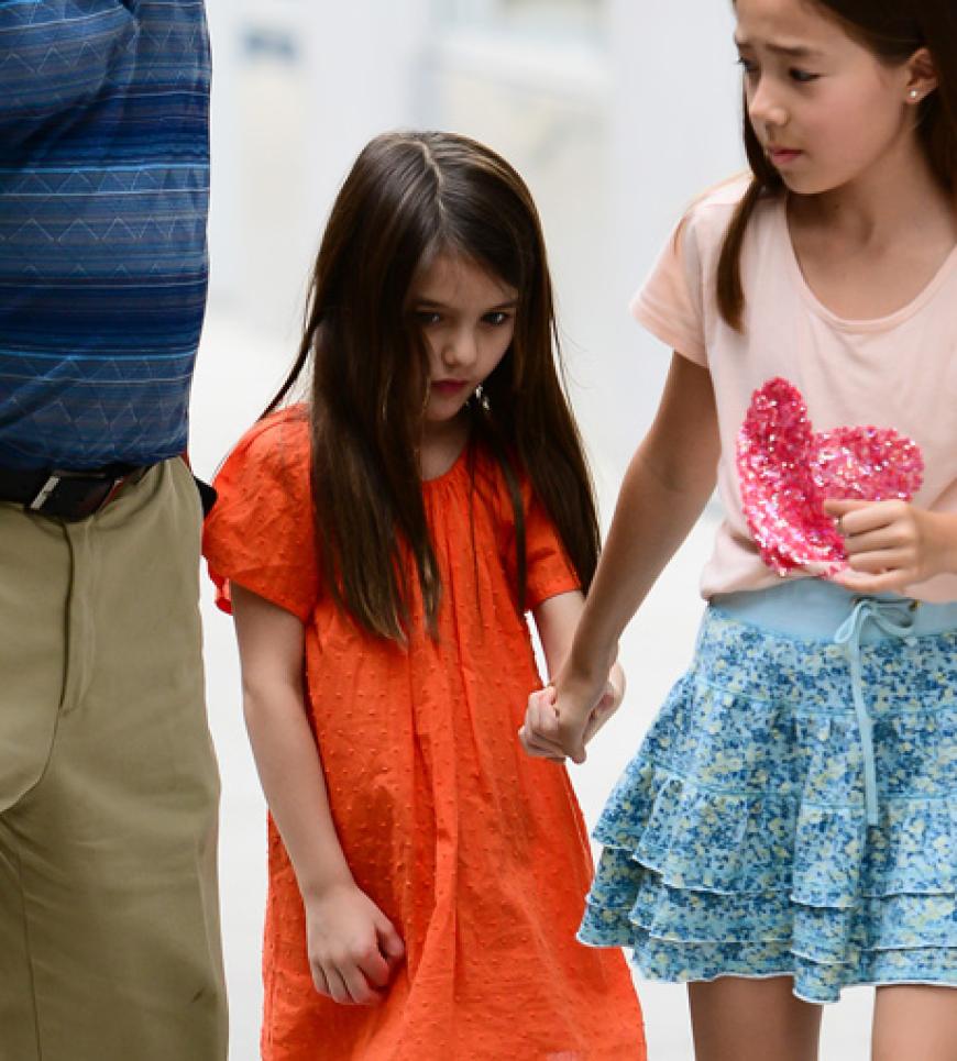 Seit der Trennung ihrer Eltern, ist Suri Cruise ein beliebtes Fotoobjekt der Paparazzi. Das kleine Mädchen wird auf Schritt und Tritt verfolgt - sie schaut nur noch völlig verstört