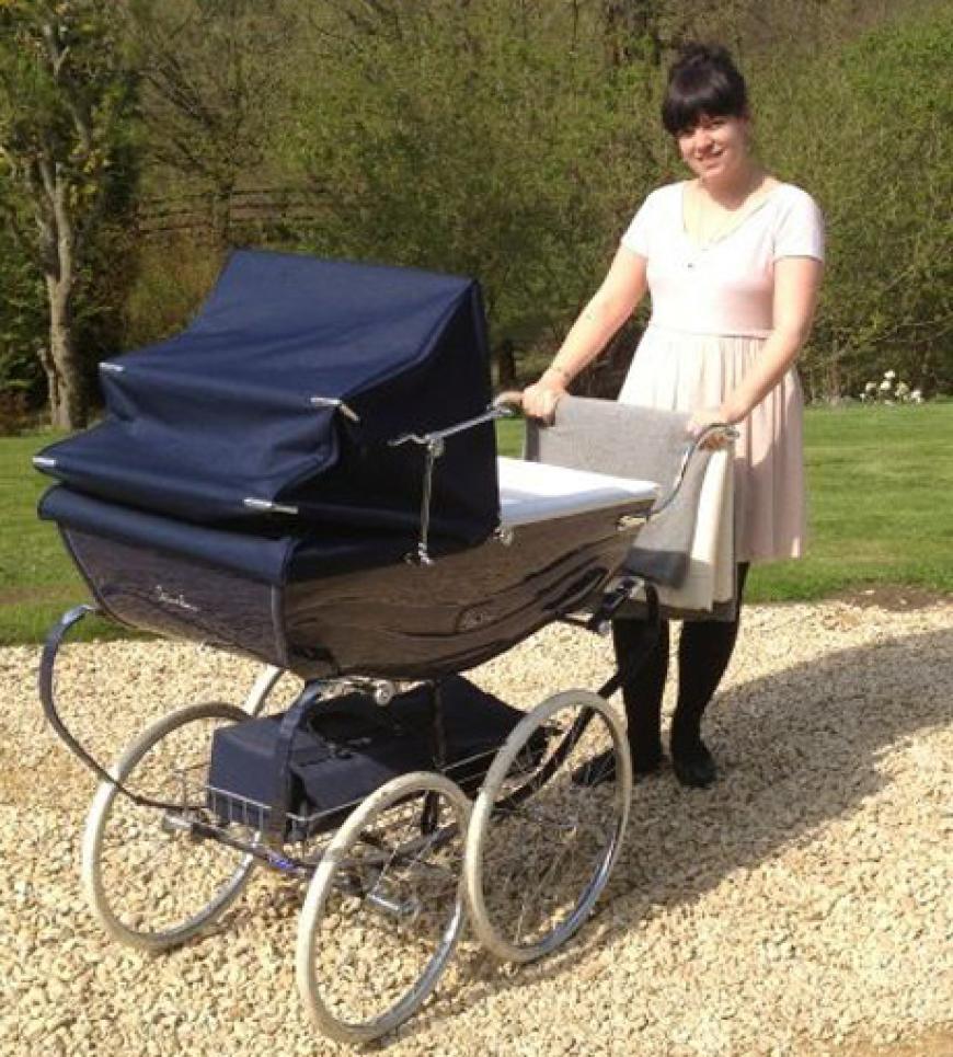 Die britische Sängerin Lily Allen postete auf Twitter das erste Foto von sich und ihrem Kinderwagen, in dem bestimmt ihre Tochter Ethel Mary schlummert