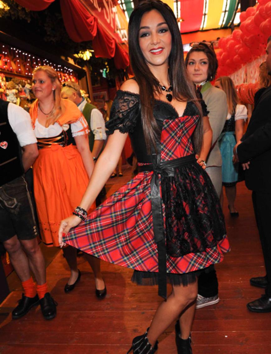 Verona Pooth sorgte in einem Dirndl von Karl Lagerfeld für neidische Blicke