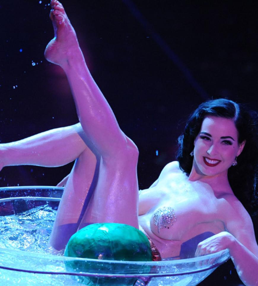 Berühmt-berüchtigt: Dita von Teese schwimmt halbnackt in einem überdimensionalen Martiniglas. Eine ihrer berühmtesten Burlesque-Shows