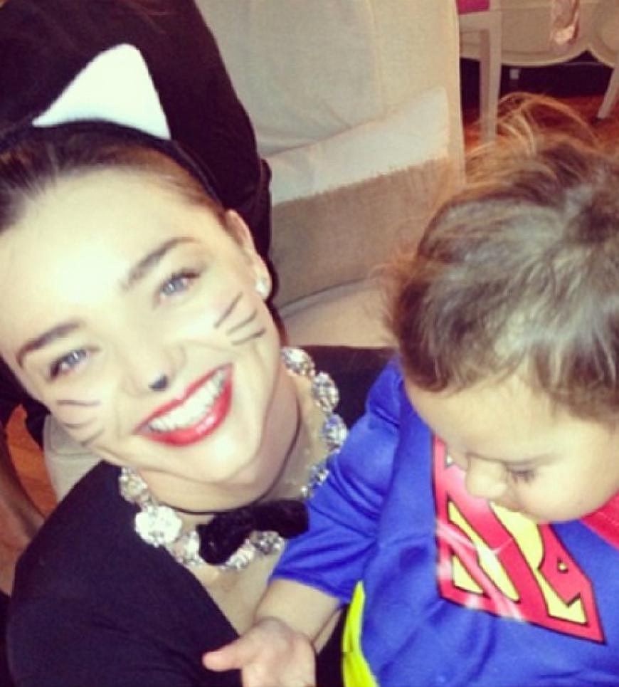 Auch die frisch getrennte Miranda Kerr posiert als Mieze. Söhnchen Flynn im Superman-Kostüm. Aber wer hat das Foto gemacht?