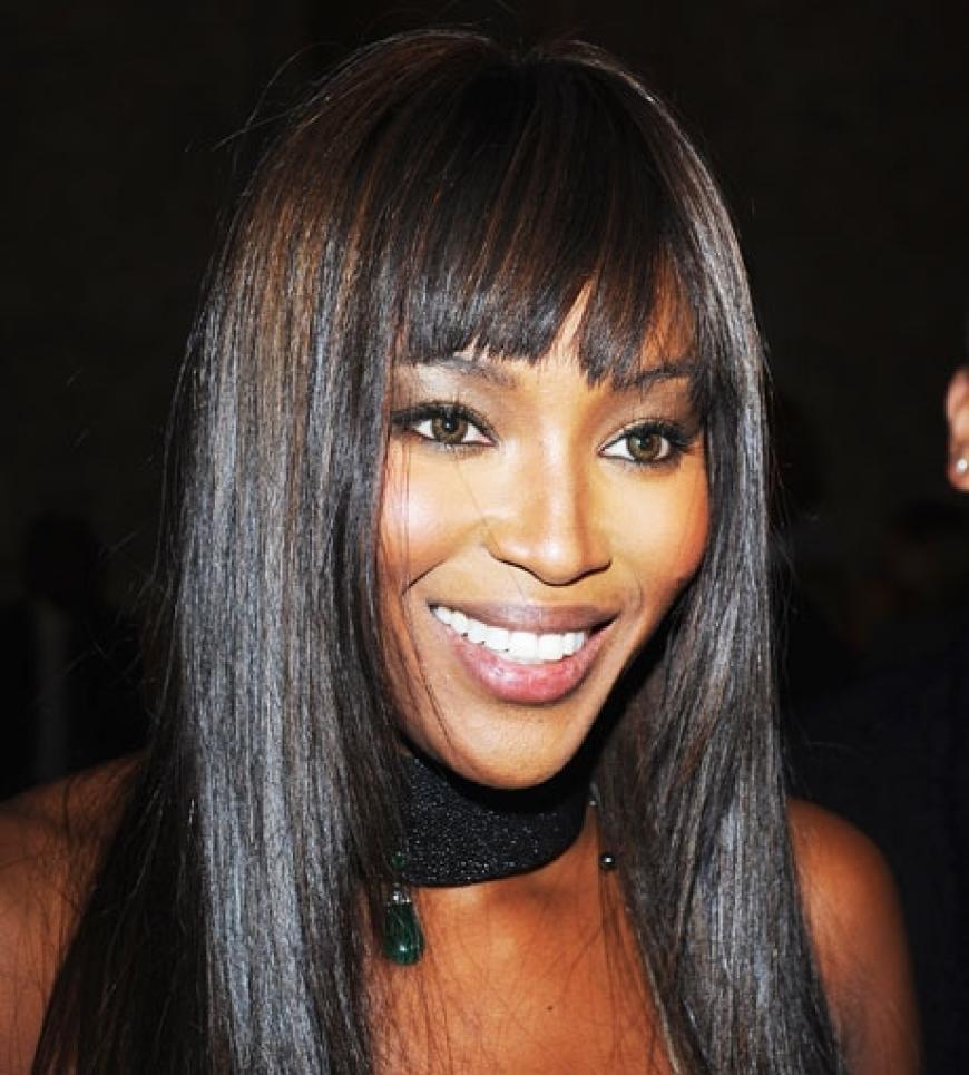 Mit einem Pony bis zu den Augenbrauen lässt sich prima eine hohe Stirn verstecken. Naomi Campbell mit Hair-Styling im Sleek-Look