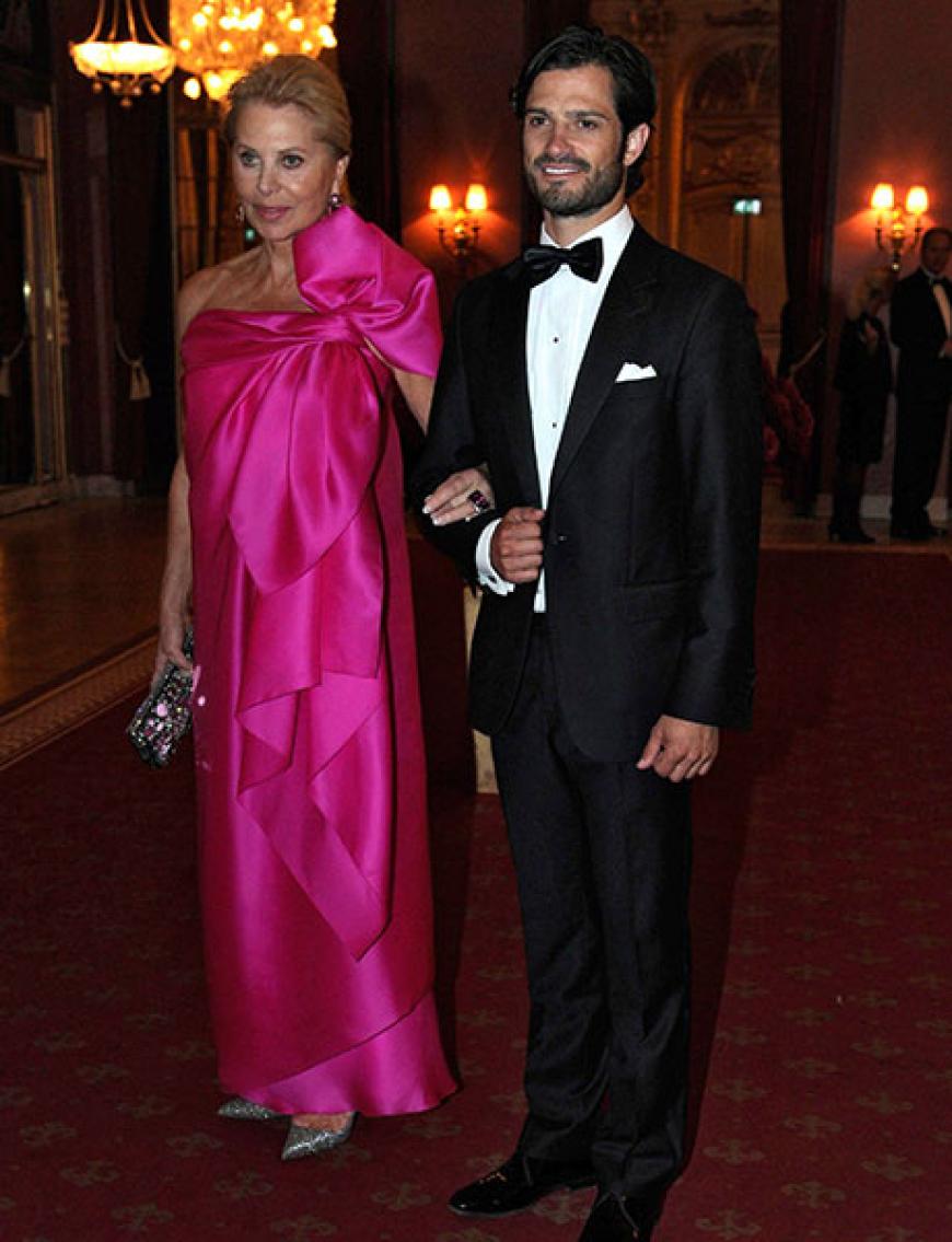 Chris O'Neills Mutter, Eva Maria O'Neill, kam ganz in Pink und an der Seite von Schweden Prinz Carl Philip