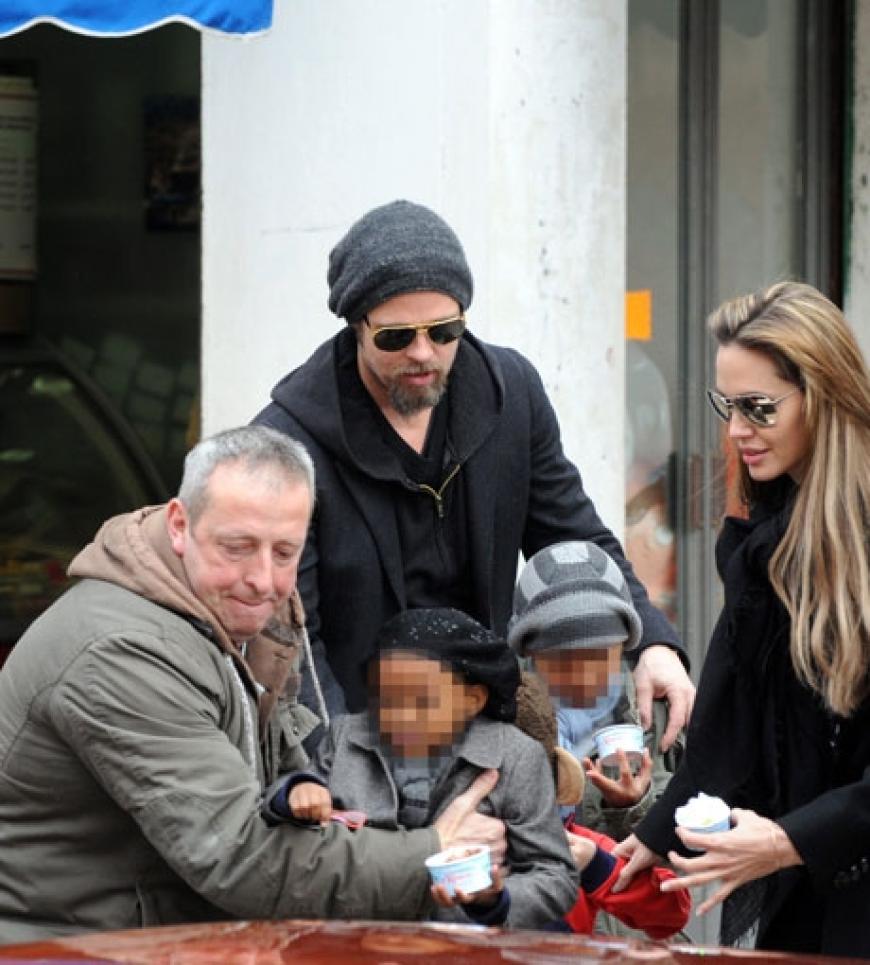 Familienglück pur: Während Angelina Jolie in Venedig vor der Kamera stand, besuchten sie Brad und die sechs Kids am Filmset. Pausen wurden für gemeinsame Familienausflüge genutzt