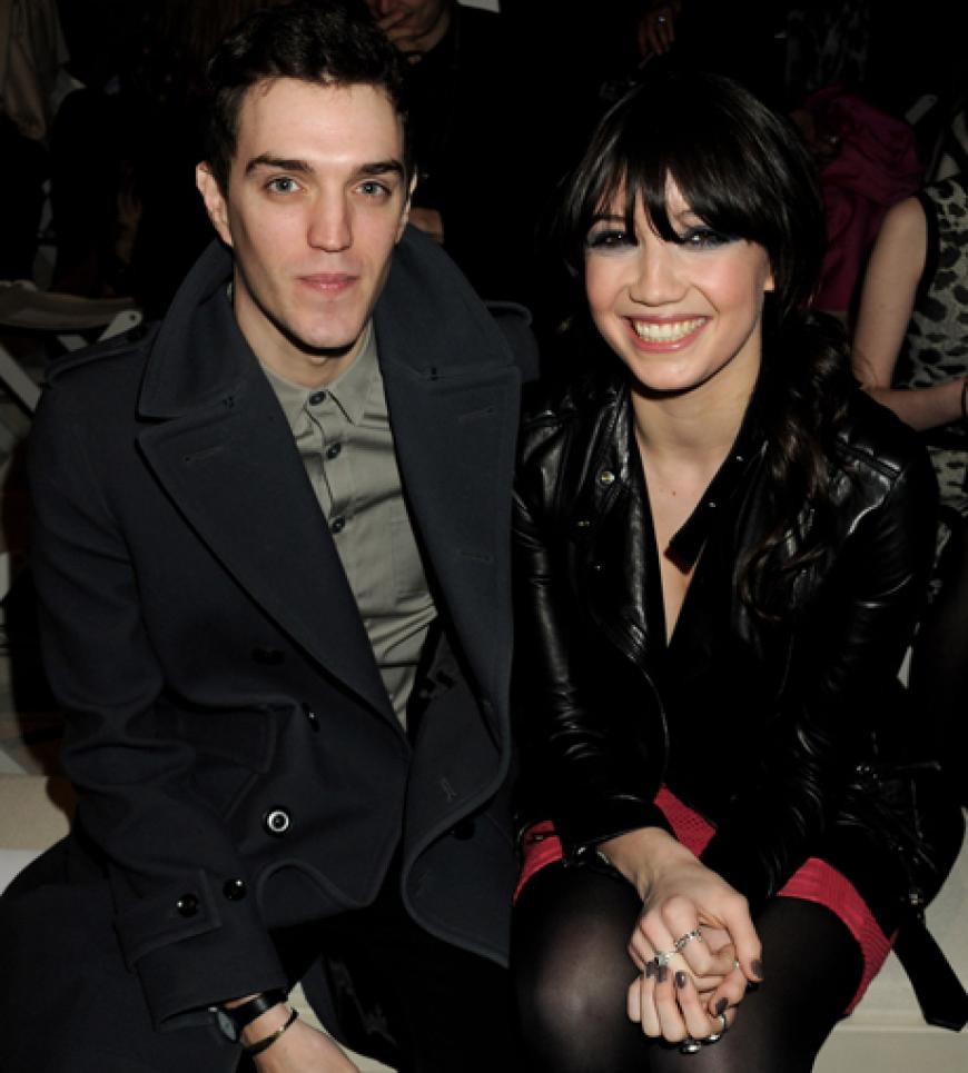 Hatten Spaß in der Front Row: Model Josh Beech mit dem britischen It-Girl Daisy Lowe 