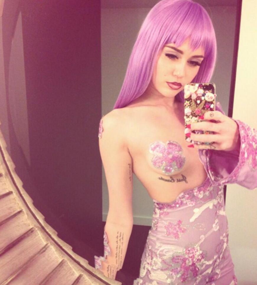Die verruchte Schiene fährt - wie sollte es anders sein - Miley Cyrus. Ihr sexy Outfit ist von Rapperin Lil' Kim inspiriert, die mit dem Nippel-Pastie Ende der 90er bei den MTV VMAs einen Eklat auslöste