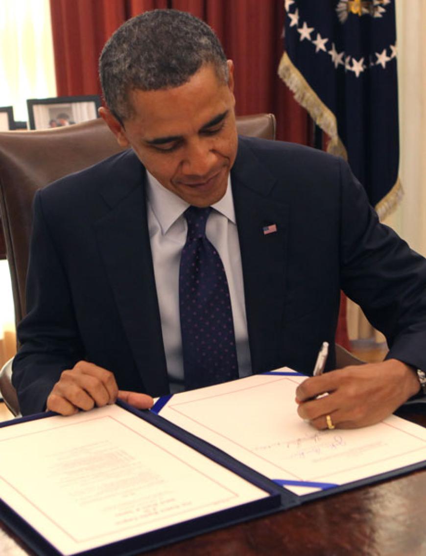Wie feiern den Tag der Linkshänder! Unter ihnen gibt es auch zahlreiche Promis. So macht es auch US-Präsident Barack Obama, obwohl sein Job nicht immer einfach ist, alles mit links