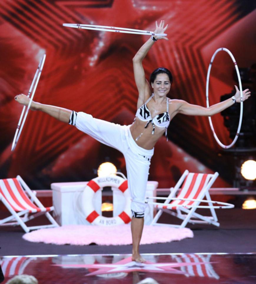 Artistin Rebecca Alster, 26,´ aus Jena überzeugte nicht nur mit ihren Hula Hoop-Reifen, sondern auch mit ihren zwei Hunden - und kam eine Runde weiter