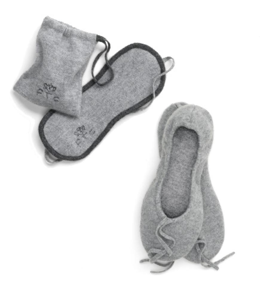 So kuschelig weich! Die Schlafbrille aus Kaschmir gibt es für ca. 80, die Kaschmir-Ballerinas für ca. 100 Euro. Beides von FTC Cashmere!