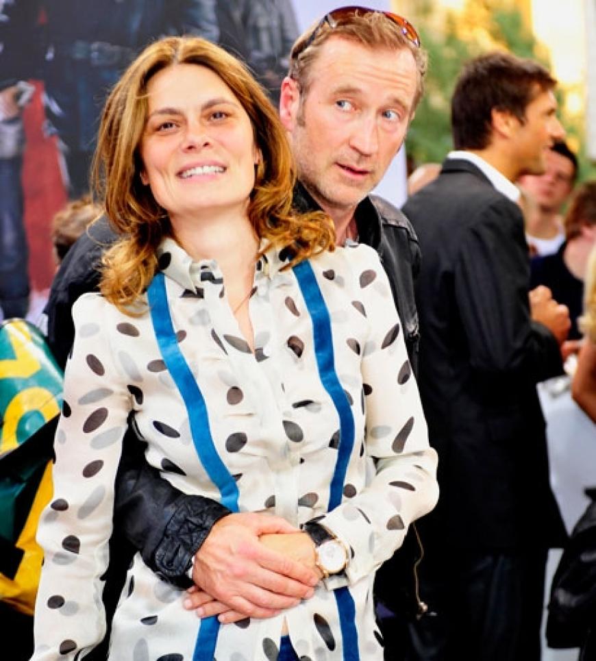 Peter Lohmeyer hält seine Frau Sarah Wiener ganz fest, immerhin ist Brad Pitt in der Nähe
