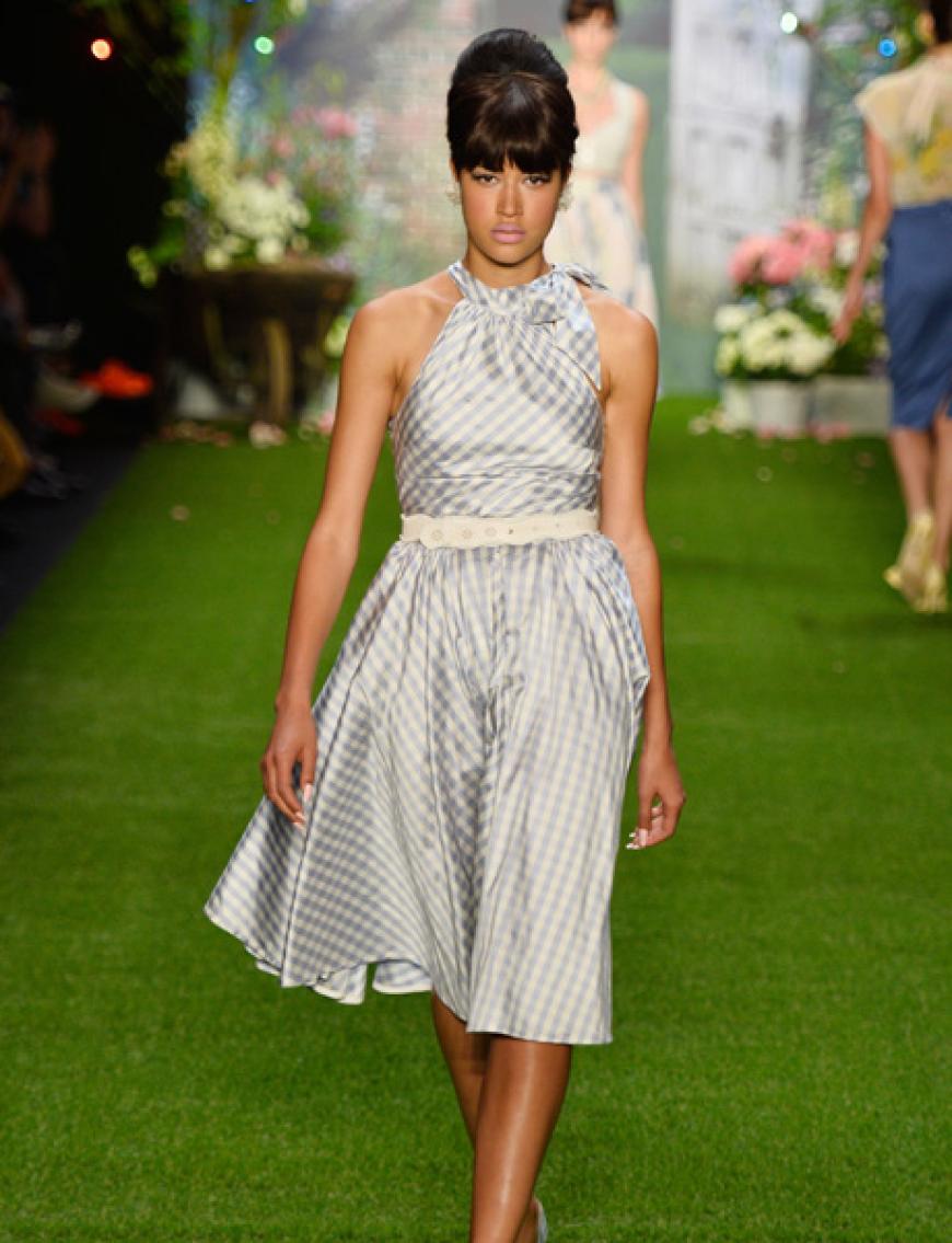 Lovelyn auf dem Kunstrasen-Catwalk