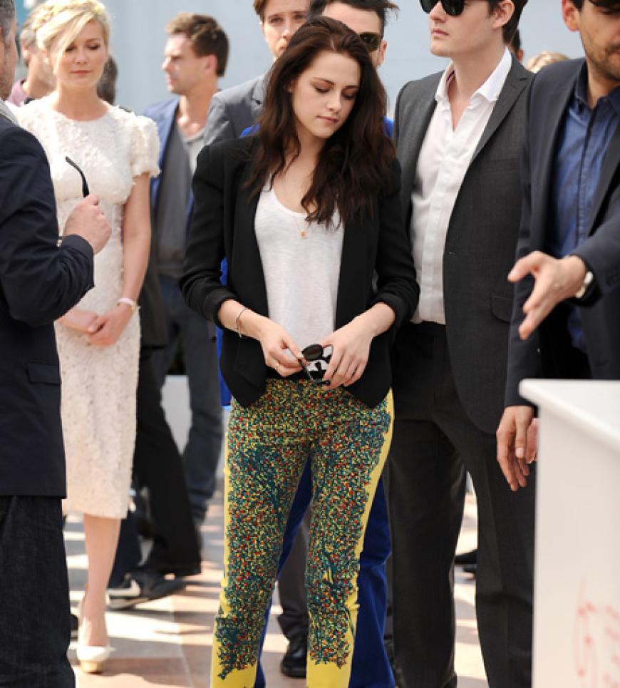Der Twilight-Star Kristen Stewart in ener quietsch-bunten Hose