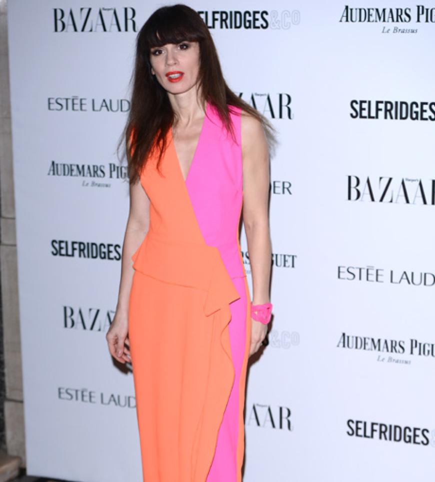 Gegensätze ziehen uns an:Pink und Tangerine schließen den Bund fürs Leben. We love!Den Trend hat auch Lara Bohinc erwischt, sie trägt ein Kleid von Roksanda Ilinic.