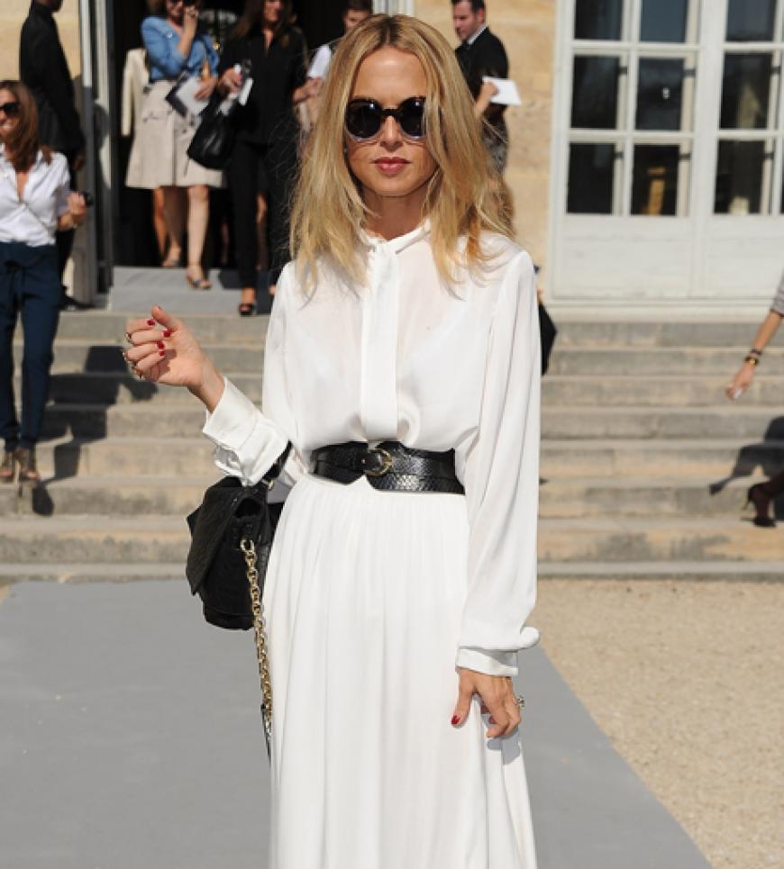 Klassisch in Weiß: Rachel Zoe. Die amerikanische Promi-Stylistin ist inzwischen selbst ein gefragter Star in den Frontrows der Designer, wie hier bei Christian Dior