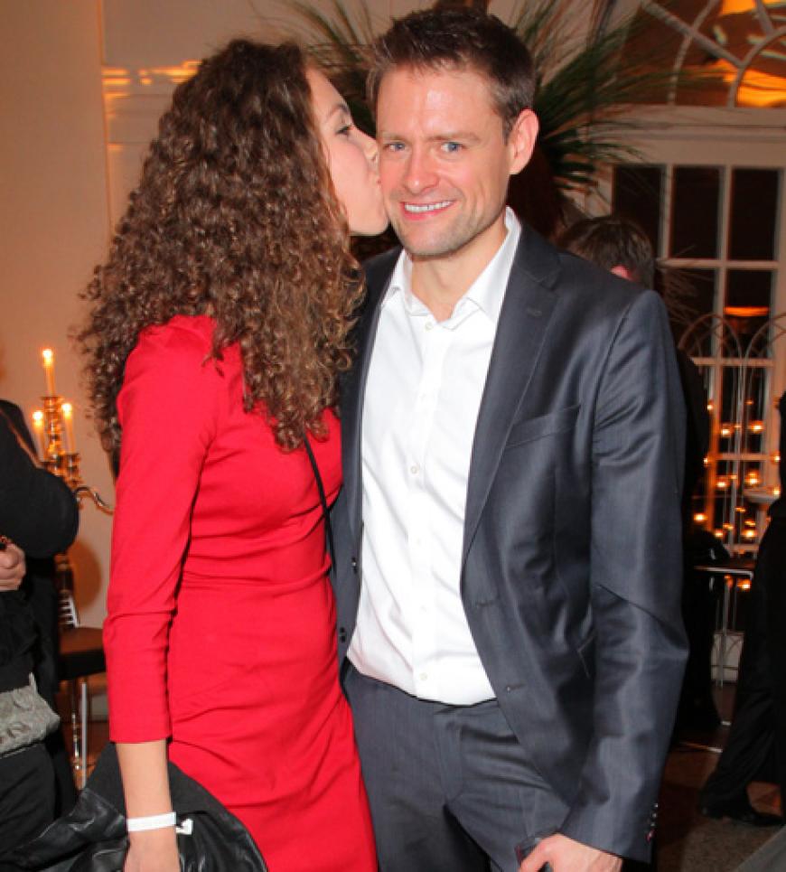 Küsschen! Schauspieler und Comedian Max Giermann mit Anastasia Kyzylink