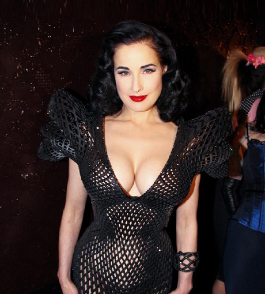 Dita von Teese überraschte kürzlich bei einem Event in New York mit ihrem prallen Dekolleté. Hat sie sich erneut unters Messer gelegt?