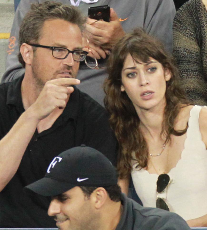 Geduldig erklärt er seiner Freundin Lizzy Caplan das Spiel