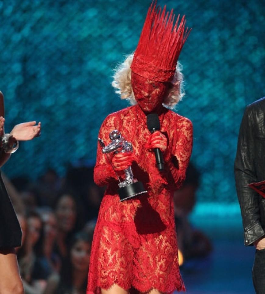 Undercover geht anders: Bei den MTV Video Music Awards schockte Lady GaGa in roter Spitze mit Krone und Gesichtsmaske