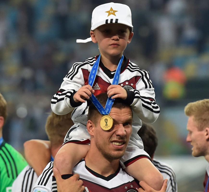 Dann ging es zu Papi Lukas auf die starken Weltmeister-Schultern. Die Medaille gehört Louis!