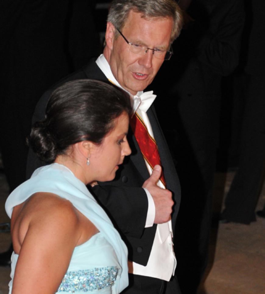 Christian Wulff und ein Gast gehen zusammen zum Hochzeitsdinner