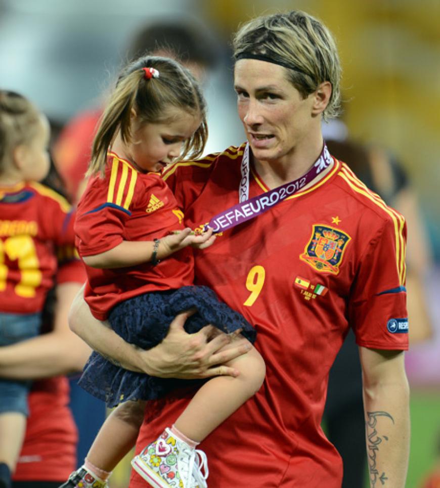 Nora bewundert die Medaille von Papa Torres...