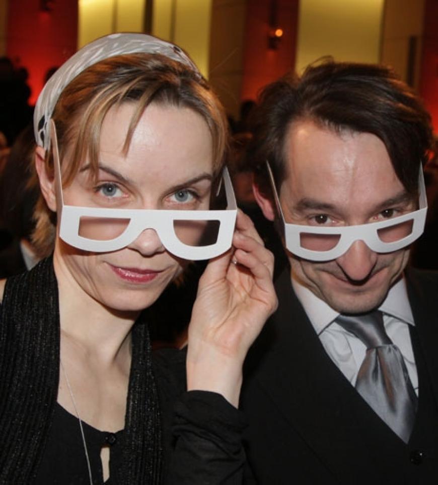 Das Schauspieler-Ehepaar Boris Aljinovic und Antje Westermann mit Brillen, die die Sehkraft um 10% vermindern