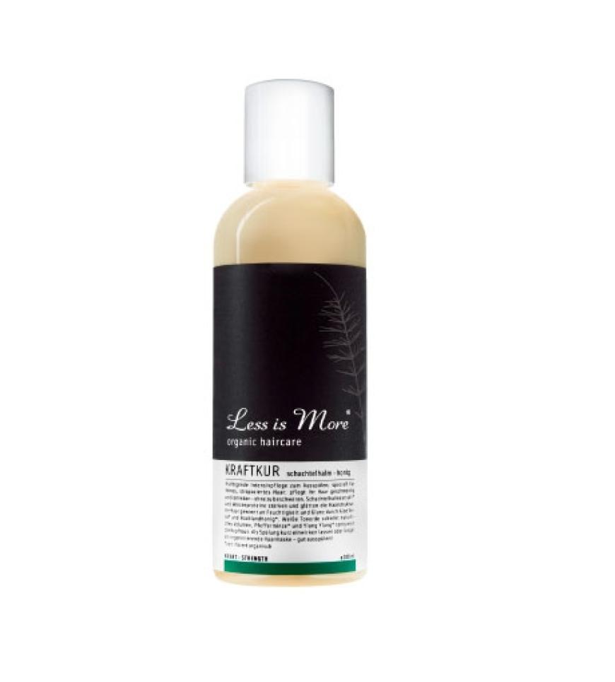 Für die Haare: Fettig war gestern. Dank der Kraftkur Schachtelhalm Honig von Less Is More glänzt die Frisur natürlich schön, 200 ml ca. 25 Euro