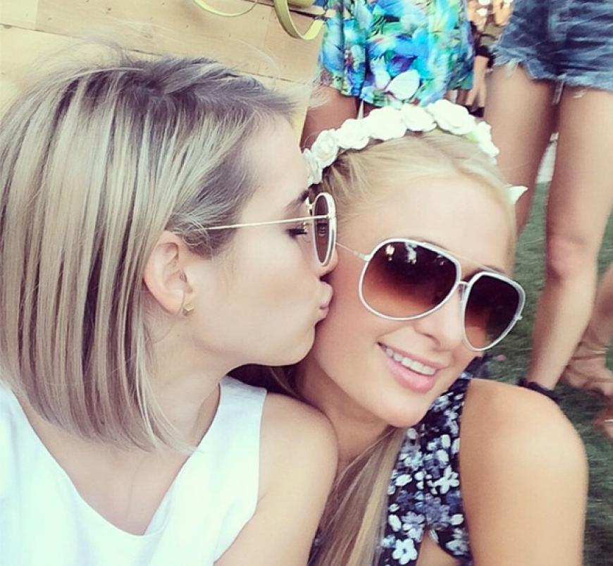 Coachella-Blondinen: Paris Hilton posiert auf dem Festival mit Blumenkranz und Schauspielerin Emma Roberts
