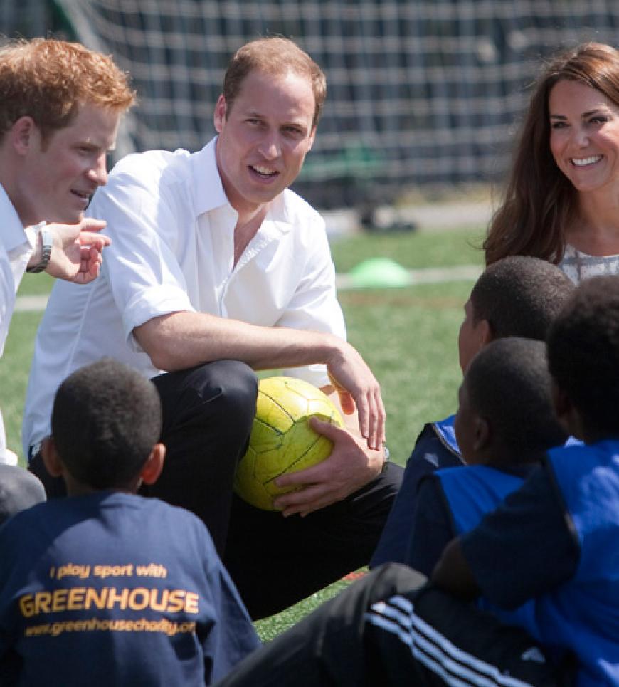 Prinz William, sein jüngerer Bruder Prinz Harry und Herzogin Kate hören begeistert den Sportschülern zu - und umgekehrt