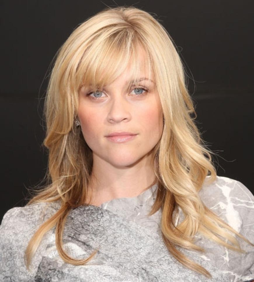 Reese Witherspoon setzt wieder auf Stirnfransen. Die restlichen Haare trägt sie offen. Dies sorgt für einen tollen romantischen Look
