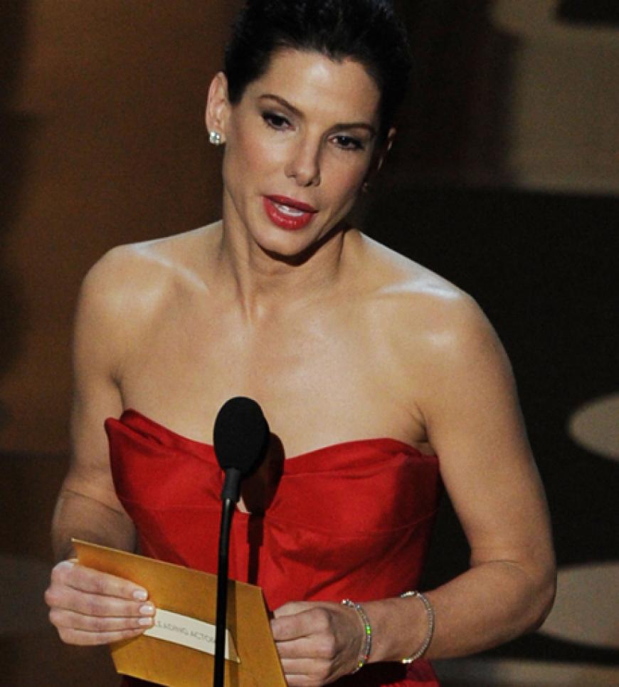 Bewegend: Noch vor einem Jahr wurde Sandra Bullock mit einem Award ausgezeichnet - kurz darauf folgte die skandalreiche Trennung von ihrem Ex-Mann Jesse James