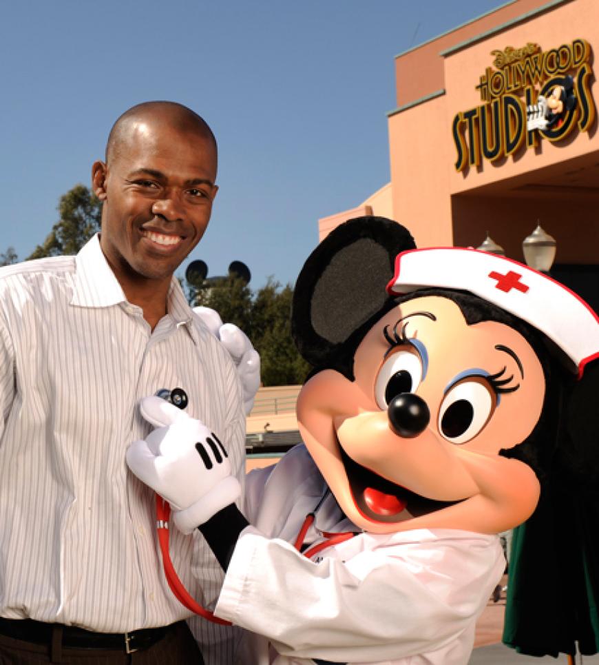 Minnie Mouse untersucht den amerikanischen Reality-Star Dr. Ian Smith auf Herz und Nieren
