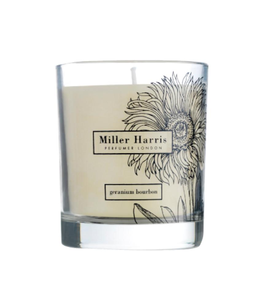 Wir sind Feuer und Flamme: Die neuen Duftkerzen sehen nicht nur toll aus, sie beeinflussen auch unsere Stimmung positiv! Schwarzer Pfeffer trifft Vanille: „Geranium Bourbon“ von Miller Harris, ca. 40 Euro