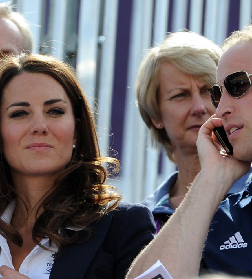Gesichtet: Herzogin Kate und ihr Ehemann Prinz William beim Reitturnier der Olympischen Spiele. Mit wem Will wohl telefoniert?