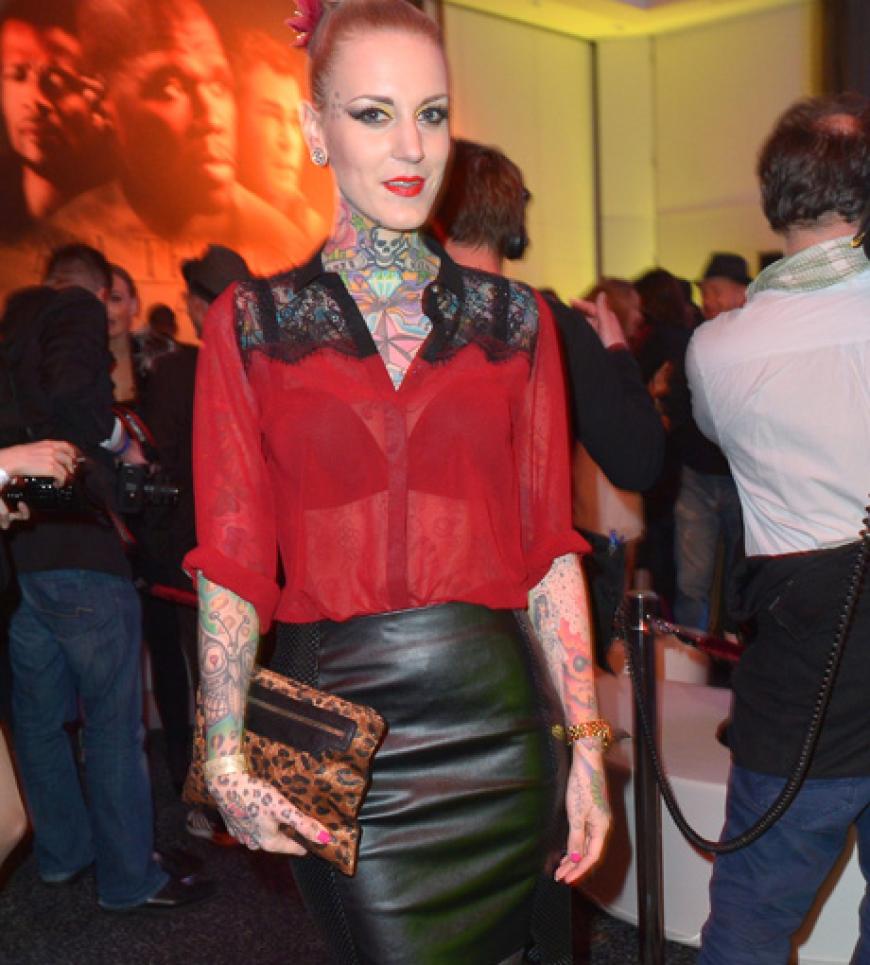 Doch statt richtiger Stars kamen zu 50's Deutschlandpremiere leider nur Sternchen. So wie Tattoo-Model Lexy Hell