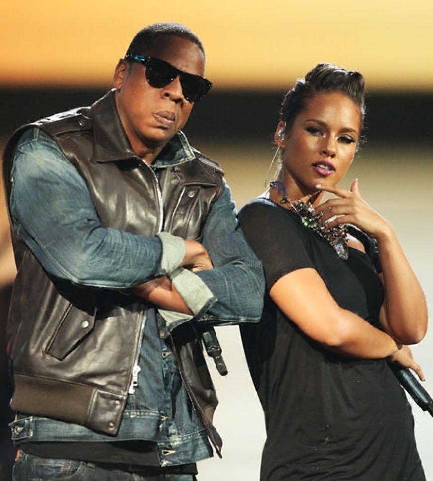 Jay-Z und Alicia Keys posen auf der Bühne