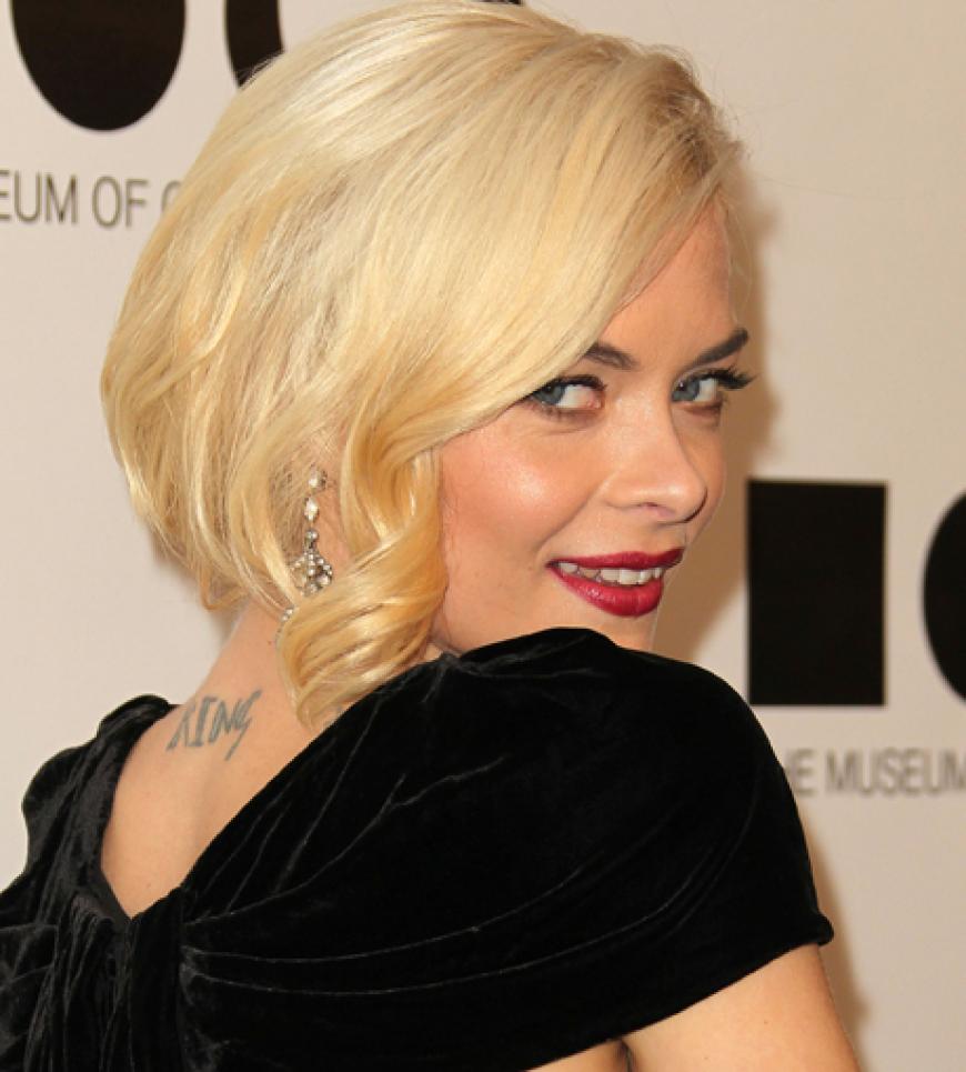 Ein verführerischer Blick über die Schulter - und der Auftritt ist perfekt: Jaime King weiß, wie es geht!
