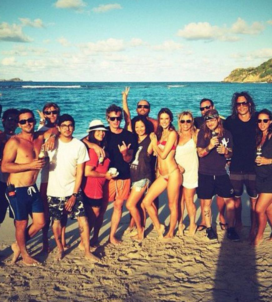 Sonnige Weihnachtsgrüße! Alessandra Ambrosio poste mit der gesamten Crew nach einem